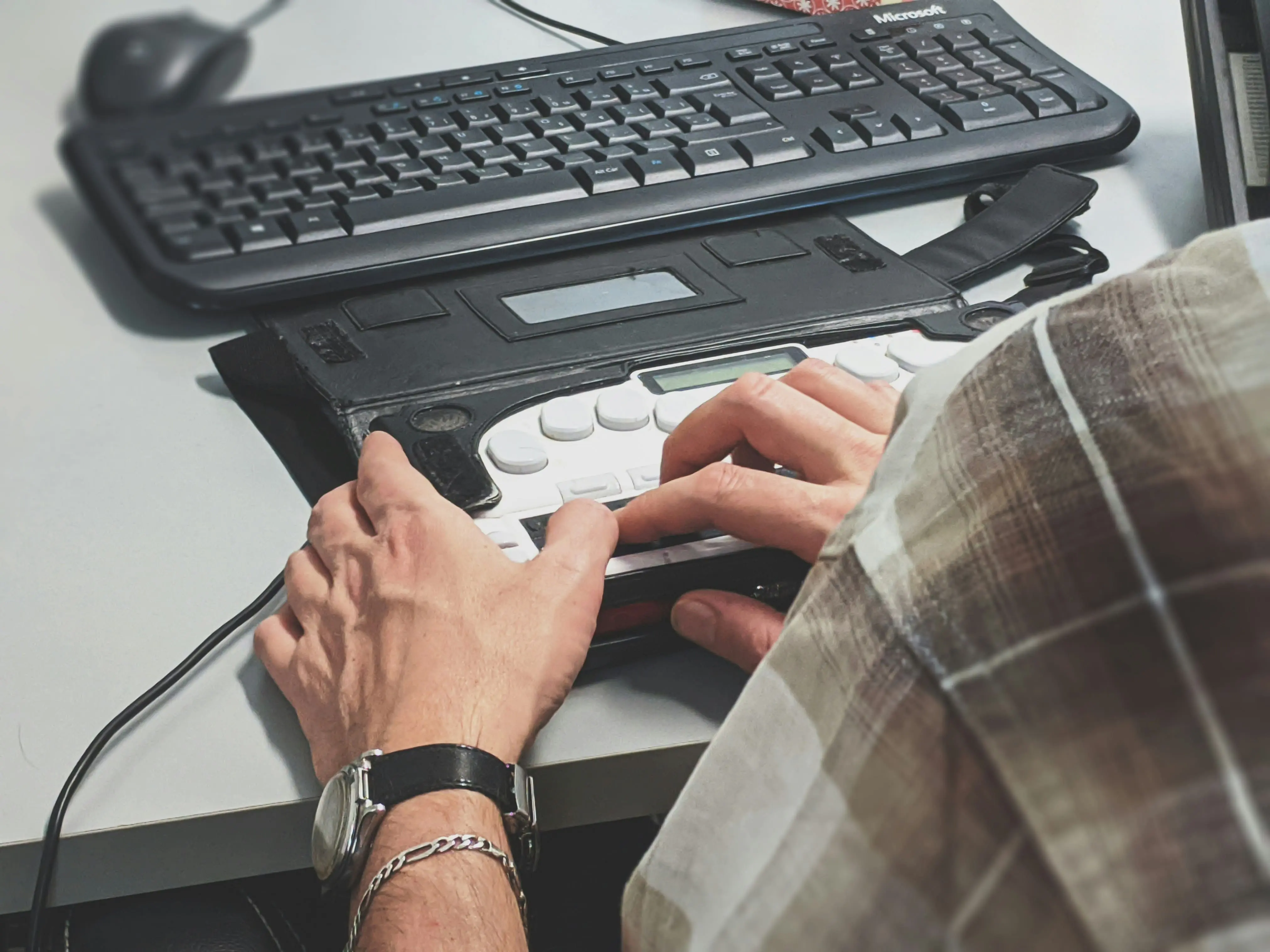 personne-aveugle-utilise-afficheur-braille-multimedia